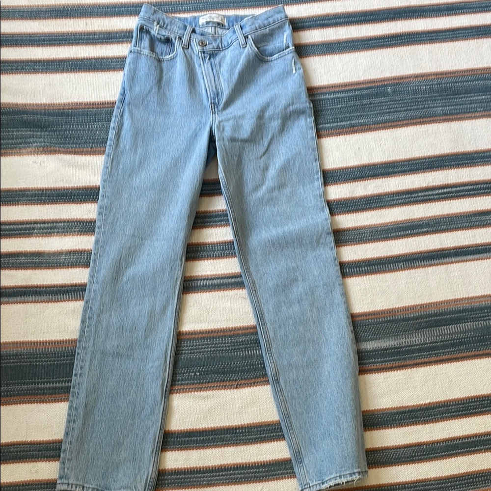 Abercrombie & Fitch 90’s Straight Ultra High Rise ( Asymmetrical Zipoer )
